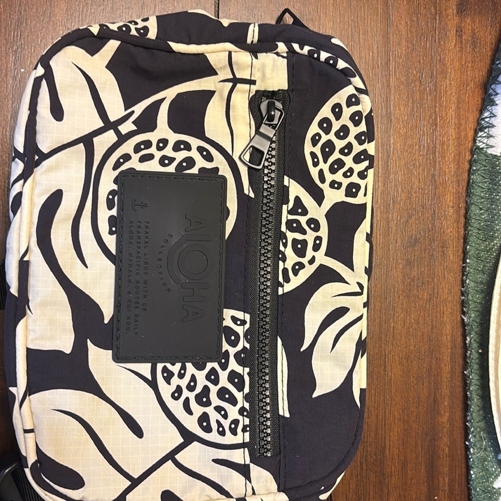 Aloha collection hip pack Holomua 
Sand/black
